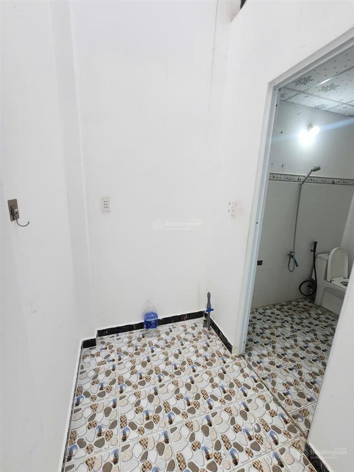 2,4 tỷ  bán nhà mt chợ phú phong p. bình chuẩn thuận an. nhà có gác ở lại. kinh doanh buôn bán