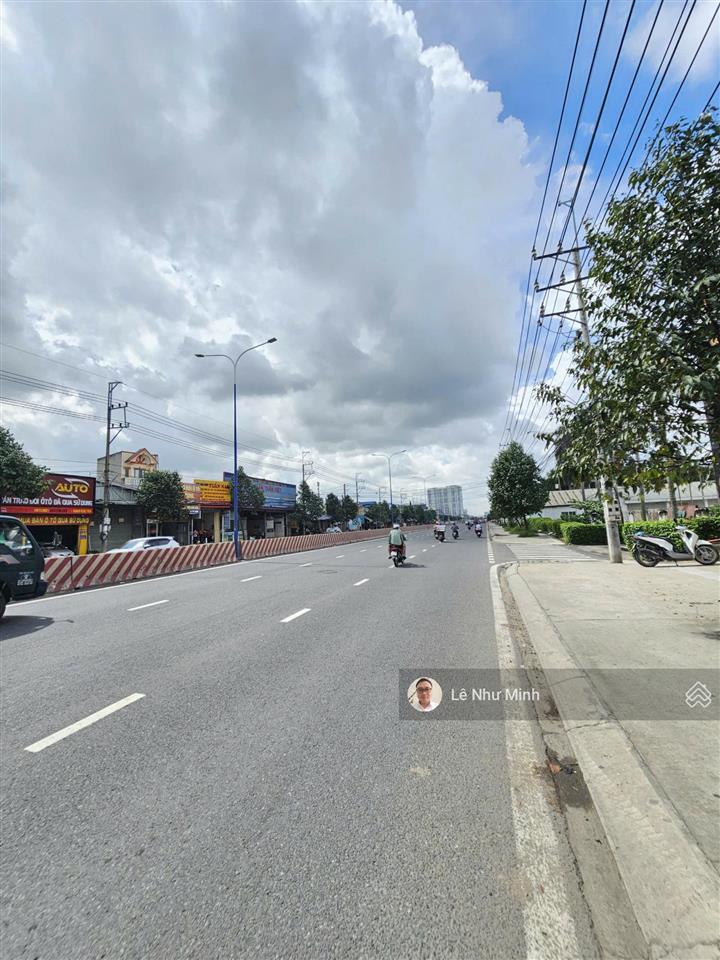 Cho thuê mtkd (agribank cũ) dt743 gần vòng xoay an phú. 400m2 (15x27) kd sầm uất, showroom..