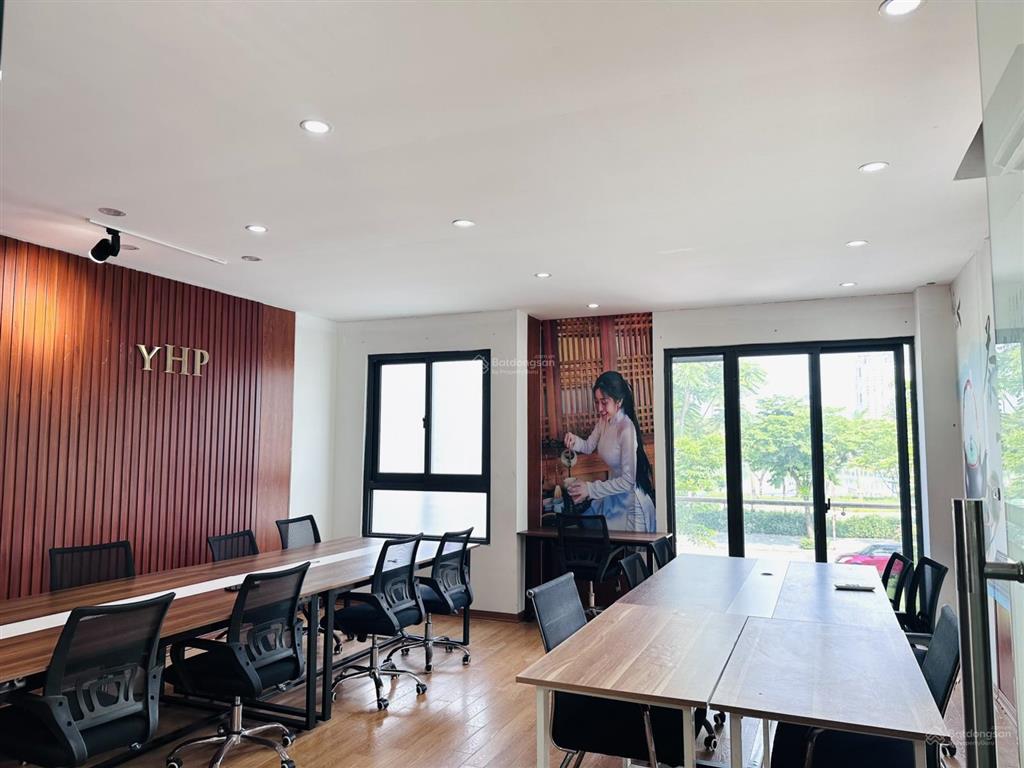 Tôi còn trống văn phòng đẹp tại tầng 2 căn biệt thự an vượng, view công viên thiên văn học, giá 6tr