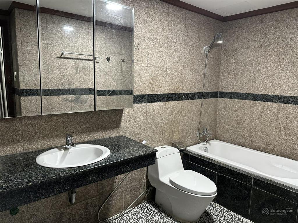 Cho thuê căn hộ giai việt 2pn 2wc dt 115m2 nhà trống giá 12tr có tttm thuận tiện  mt tạ quang bửu