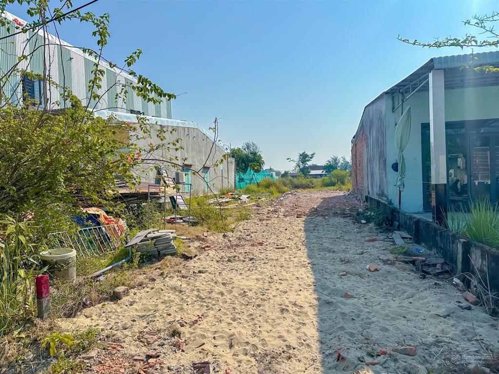 Chính chủ bán lô đất 180m2 điện ngọc đà nẵng gần fpt trục kinh doanh đừờng 5m. khu dân cư sầm uất