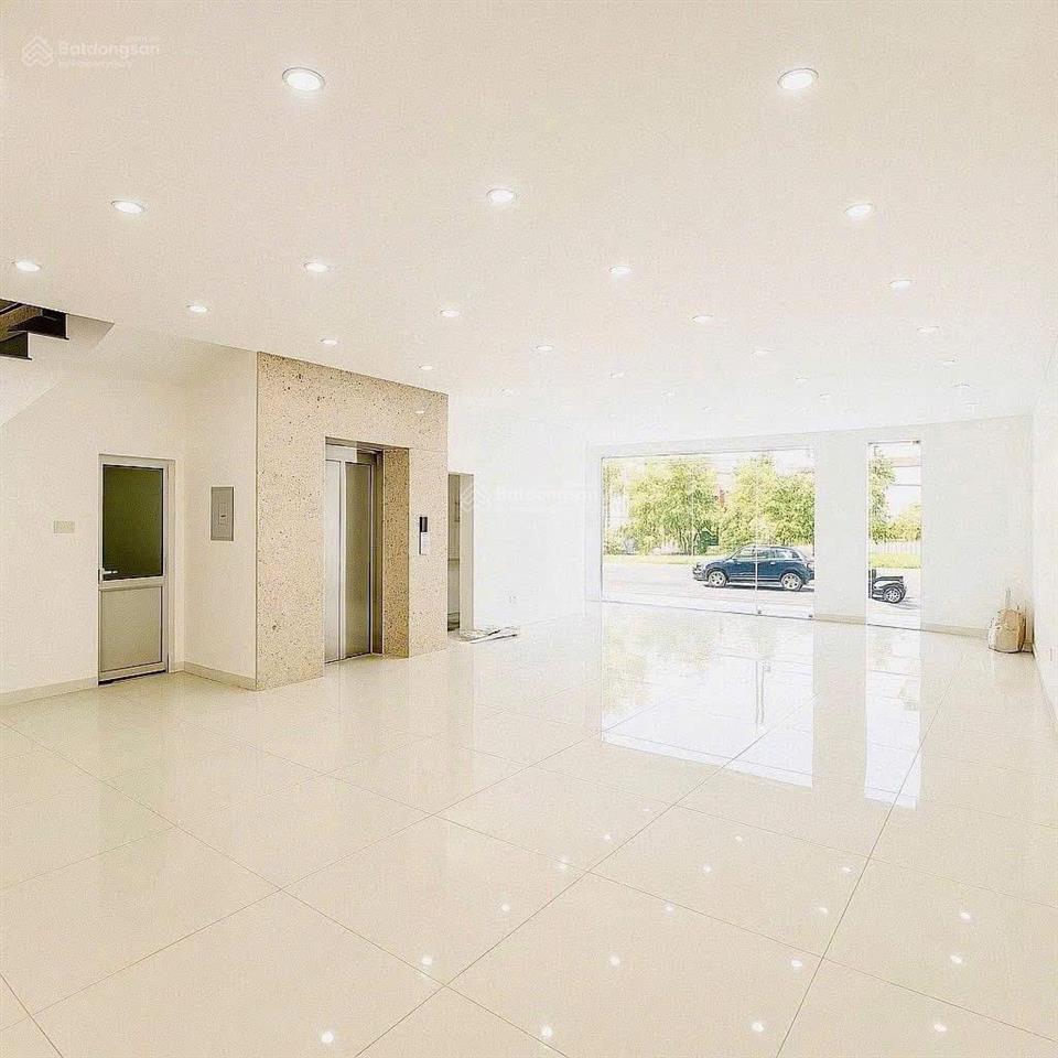 Cần tiến bán căn nhà 6 tầng mặt đường ql 18 view biển gần go hạ long