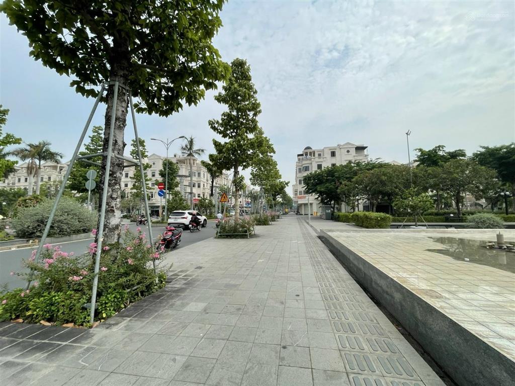 Bán căn biệt thự góc 2 mặt tiền, dt 23.5 x 20m, nhà có thang máy, hồ bơi