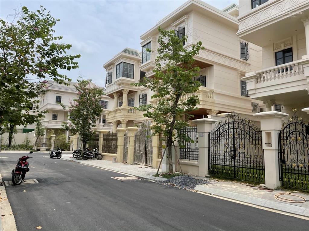 Bán căn biệt thự góc 2 mặt tiền, dt 23.5 x 20m, nhà có thang máy, hồ bơi