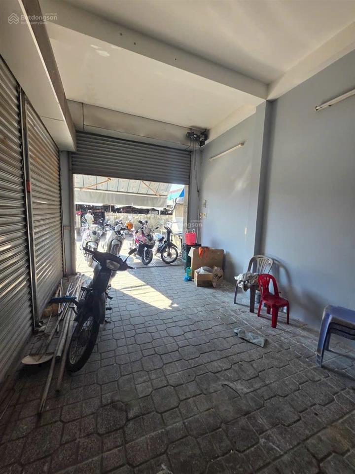 Nhà 3 tầng căn góc mặt tiền chợ phương sài . trung tâm thành phố.