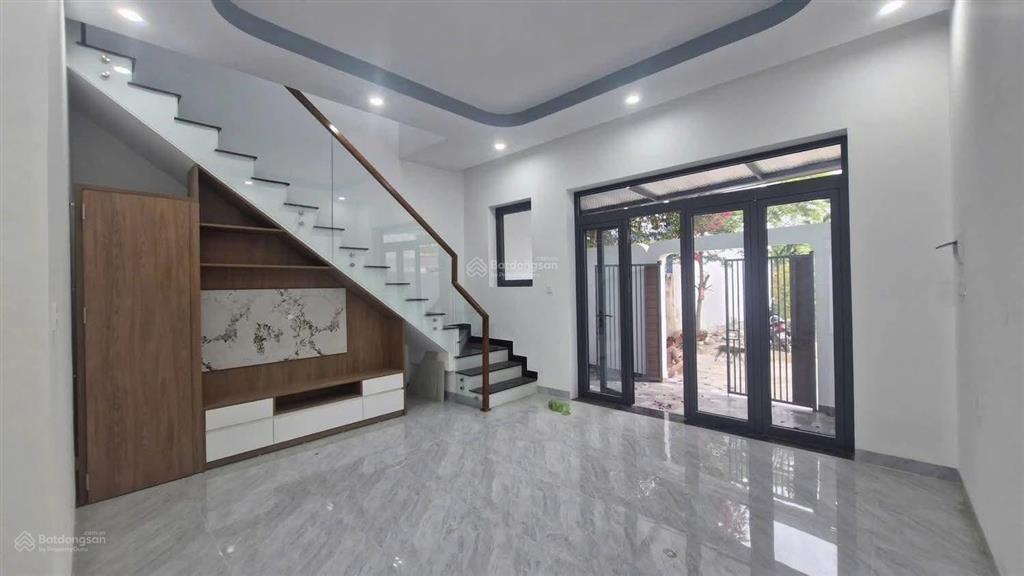 Nhà phố hiện đại, trung tâm diên lạc, có nội thất cơ bản giá chỉ 2tỷ6