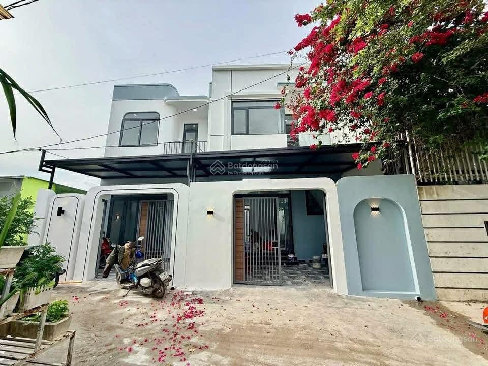 Nhà phố hiện đại, trung tâm diên lạc, có nội thất cơ bản giá chỉ 2tỷ6