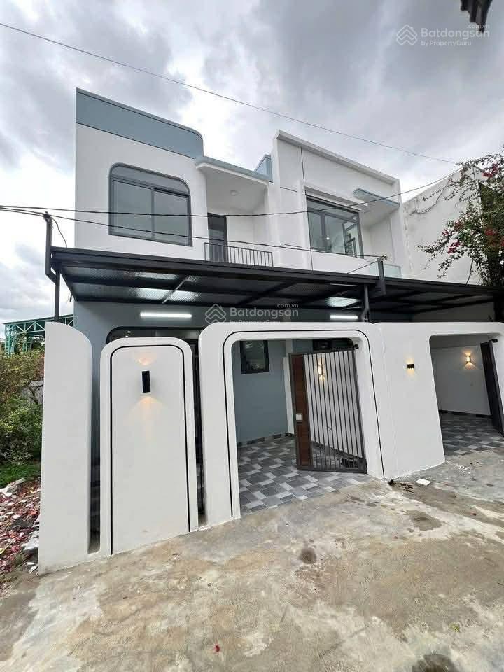 Nhà phố hiện đại, trung tâm diên lạc, có nội thất cơ bản giá chỉ 2tỷ6