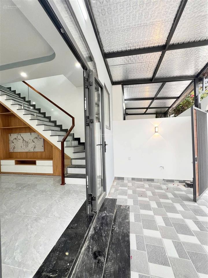 Nhà phố hiện đại, trung tâm diên lạc, có nội thất cơ bản giá chỉ 2tỷ6