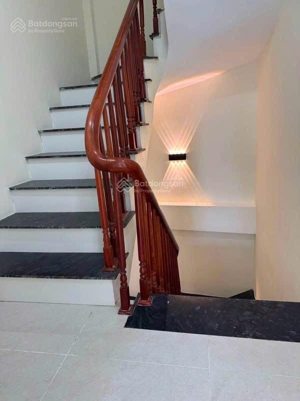Bán nhà 3 tầng gần ngã 4 phố nối  mỹ hào, sẵn sổ đỏ, giá hơn 2 tỷ