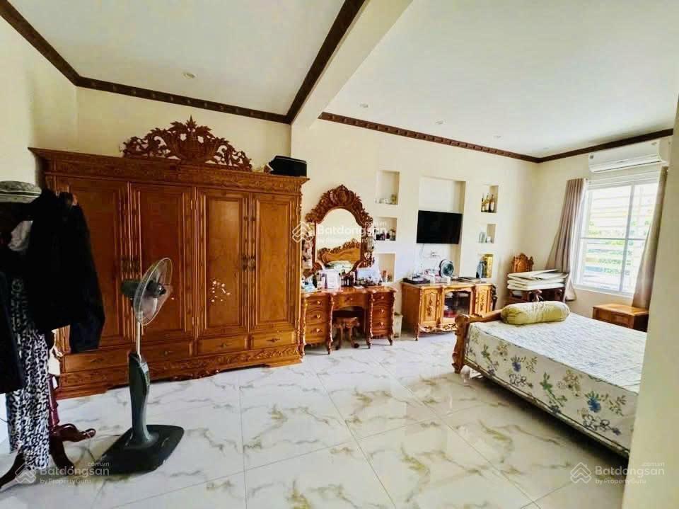 Bán biệt thự sân vườn nguyễn thị minh khai  dt 243m2 giá chỉ 19 tỷ  bt mới đẹp gần biển bãi sau