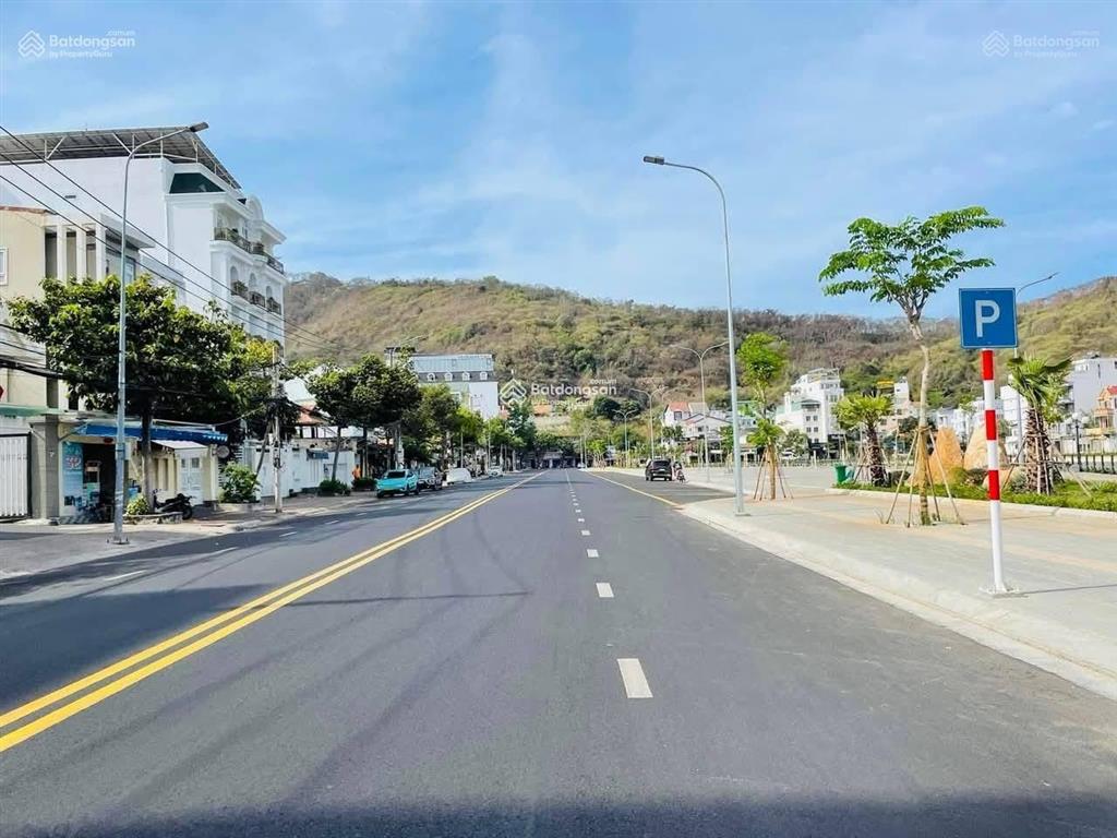 Bán biệt thự 2 mặt tiền hồ + công viên võ thị sáu, dt 245m2, giá 35 tỷ, cách biển 500m, vị trí vip