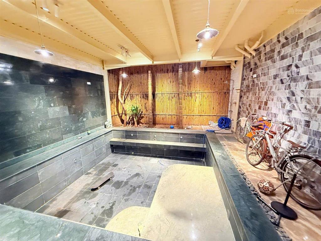 Bán nhà khu song ngữ dt 98m2 (1 trệt 3 lầu) nội thất xịn ngang 5.71m đường 2 ô tô giá chỉ 13.9 tỷ