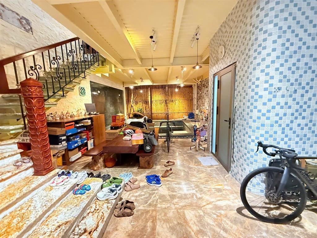 Bán nhà khu song ngữ dt 98m2 (1 trệt 3 lầu) nội thất xịn ngang 5.71m đường 2 ô tô giá chỉ 13.9 tỷ