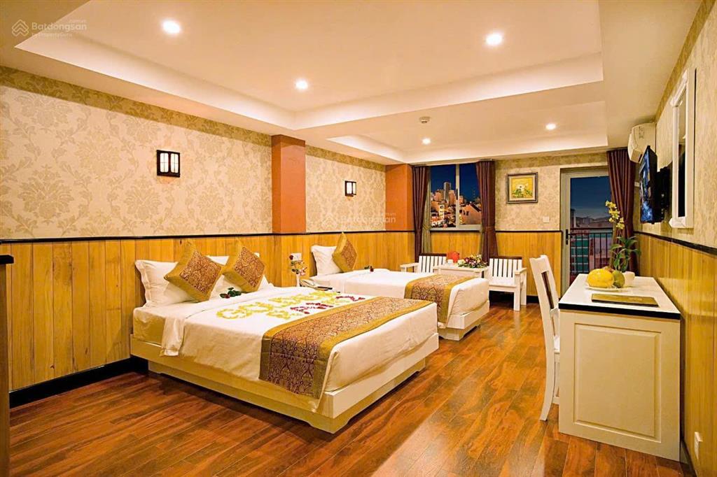 Bán khách sạn đường trần quang khải, nha trang. cách biển 400m. đang cho thuê dòng tiền 400 triệu
