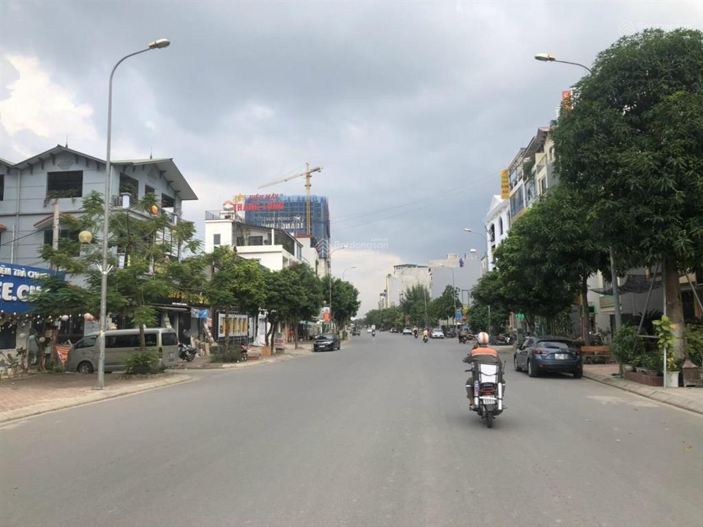 Cho thuê mặt phố view hồ điều hòa, trung tâm trâu quỳ/gia lâm dt 90m², 4,5 tầng, giá 35tr/th