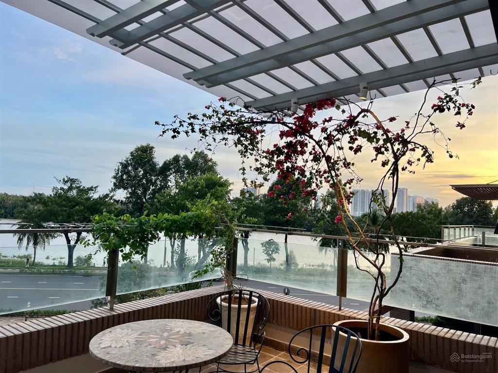 Cho thuê căn hiếm tại panorama. diện tích lớn nhất 196m sân vườn view sông. nội thất mới 100%