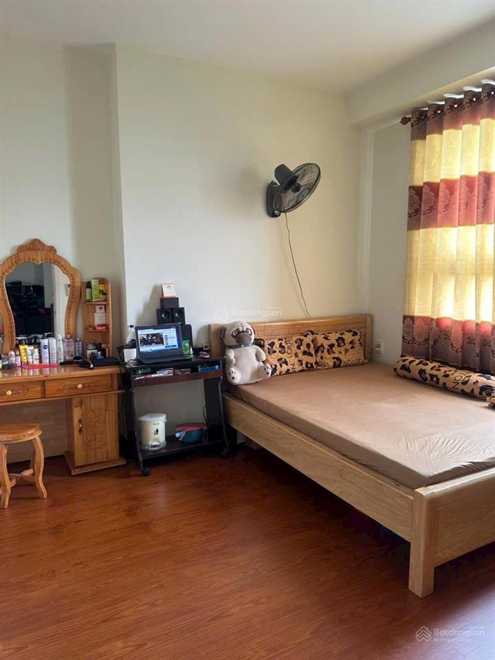 Chính chủ cần bán gấp căn hộ tô ký 51m2, giá 2tỷ3, sổ hồng riêng, 2 phòng ngủ, 1 wc, 1 ban công.
