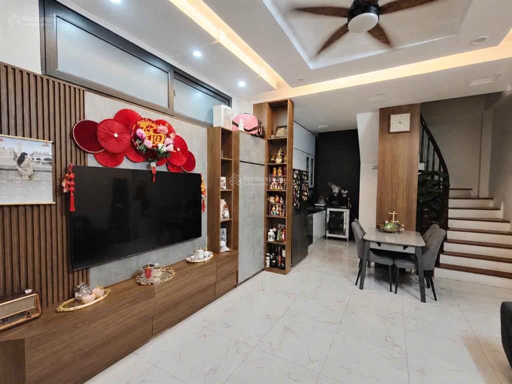 Bán nhà đại linh  trung văn, 43m2, 5t, giá 7.65 tỷ, nhà dân xây, ngõ nông, gần ô tô, full nội thất