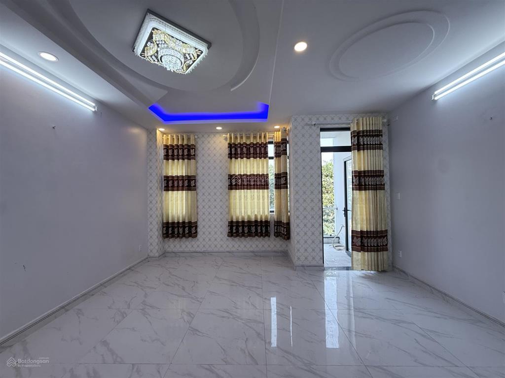 Nhà đẹp kdc dương hồng  đường xe hơi  tiện ích đầy đủ  9,5 tỷ.  khánh 0909 668 ***