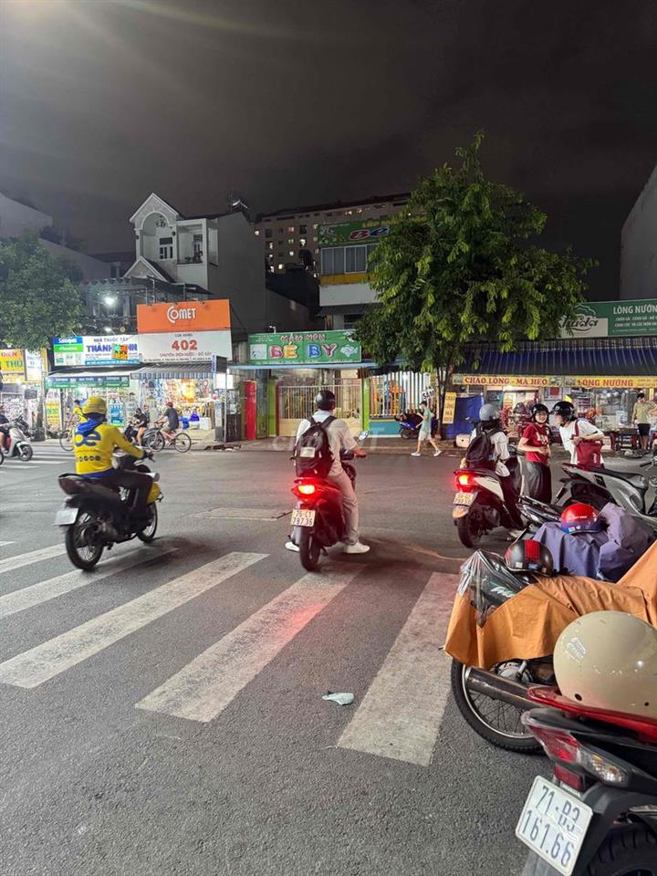 CHO THUÊ MB MT đường Tân Hương bán buổi tối Vị trí ngay ngã ba rất xầm