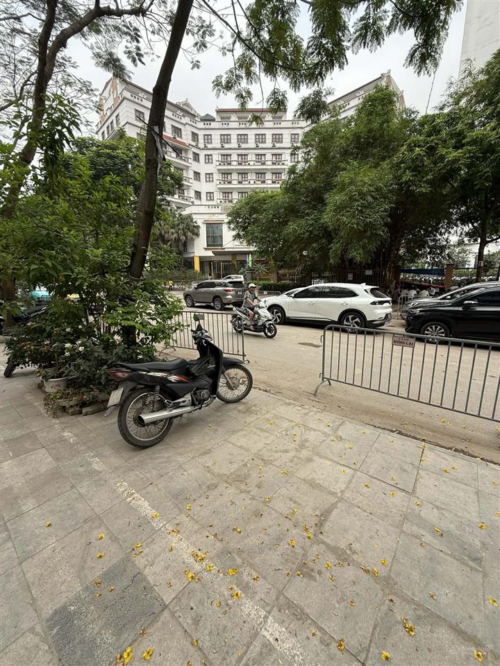 Bán nhà mặt phố vạn phúc ba đình 100m28t vỉa hè đá bóng 52 tỷ vạn phúc.