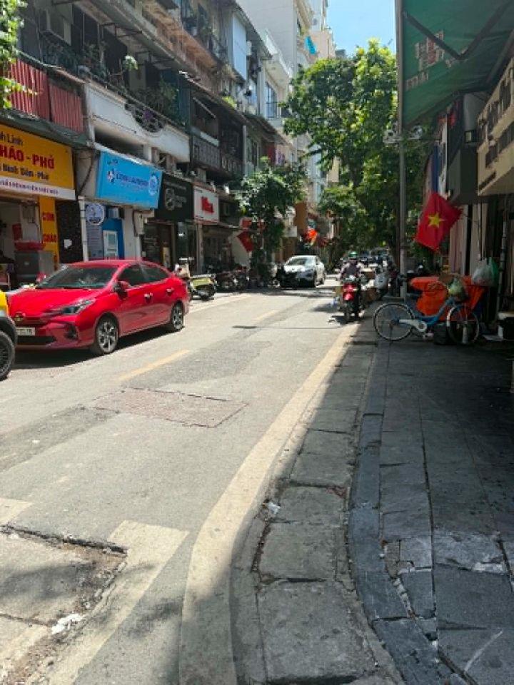 Bán nhà mặt phố Chân Cầm Hoàn Kiếm 121m2-4T MT6,4m Ko Quy Hoạch 88 Tỷ Chân Cầm. 