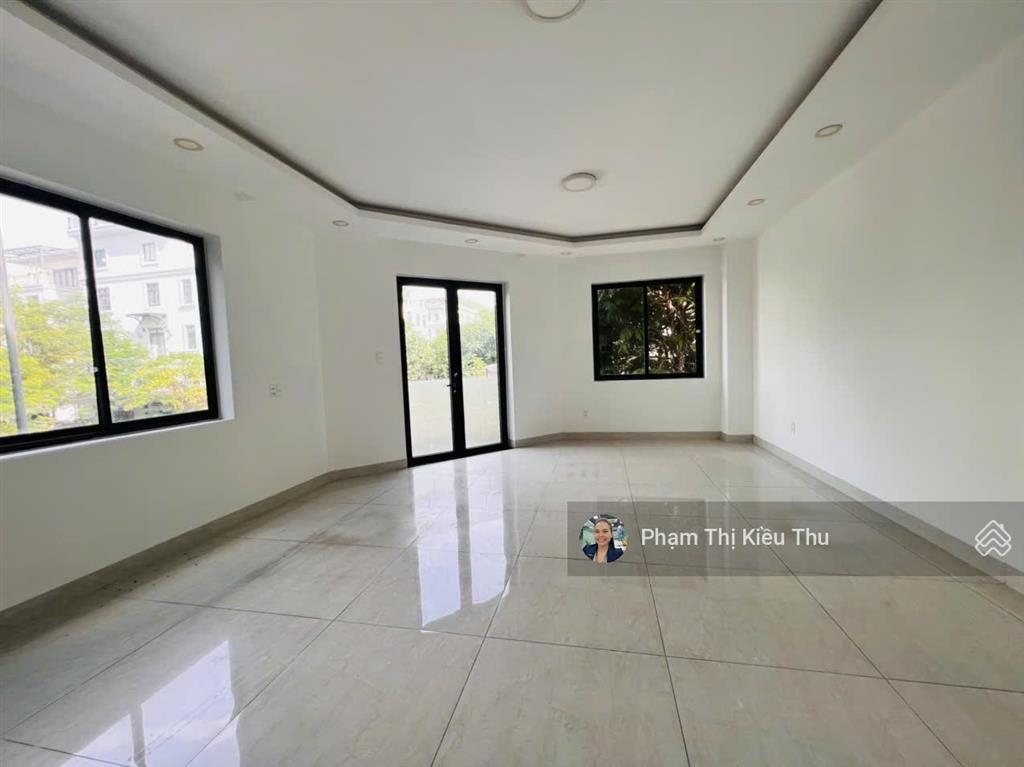 Cho thuê căn góc sân vườn 2 mặt tiền đường lớn lakeview city 8,6x20m 3 lầu hoàn thiện 6pn, 50tr/th