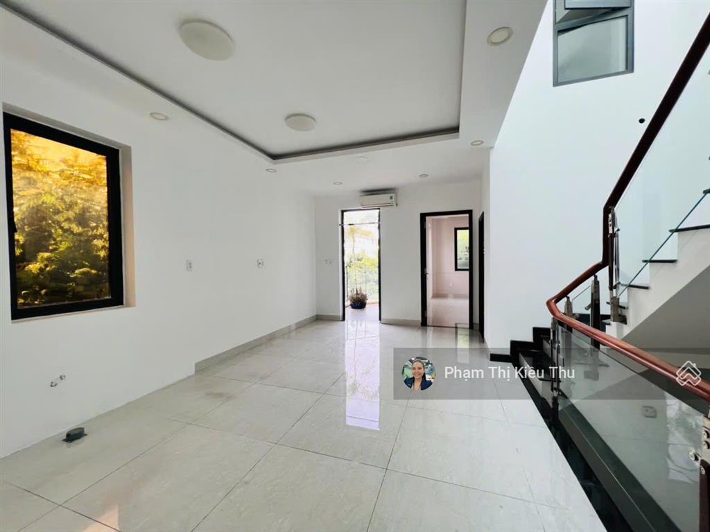 Cho thuê căn góc sân vườn 2 mặt tiền đường lớn lakeview city 8,6x20m 3 lầu hoàn thiện 6pn, 50tr/th