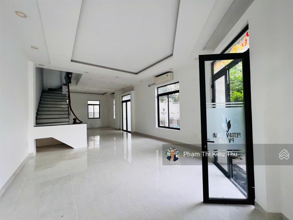 Cho thuê căn góc sân vườn 2 mặt tiền đường lớn lakeview city 8,6x20m 3 lầu hoàn thiện 6pn, 50tr/th