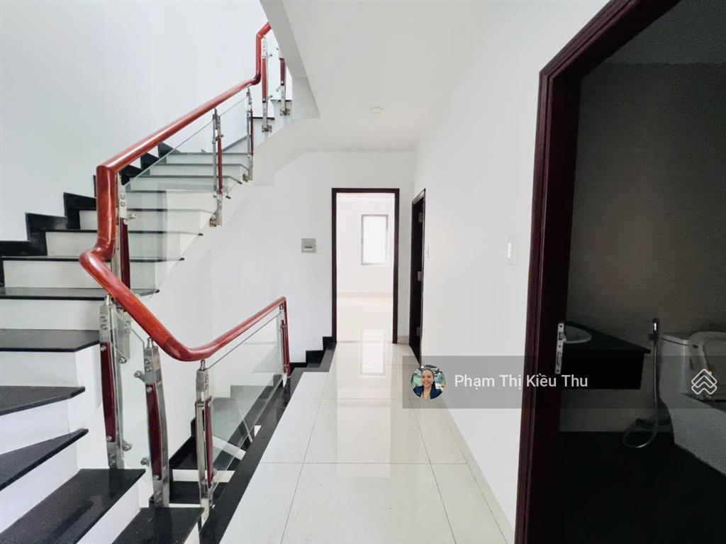 Cho thuê căn góc sân vườn 2 mặt tiền đường lớn lakeview city 8,6x20m 3 lầu hoàn thiện 6pn, 50tr/th