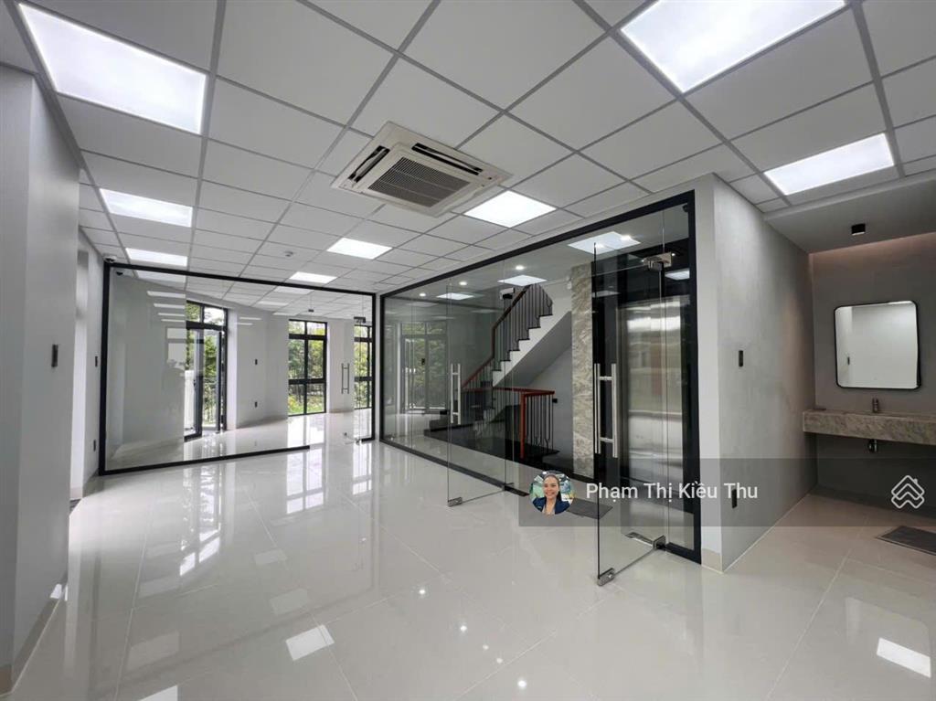 Lakeview city căn góc 2 mặt tiền shophouse mặt tiền trục chính dt 200m nhà hoàn thiện có thang máy