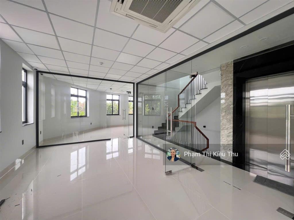 Lakeview city căn góc 2 mặt tiền shophouse mặt tiền trục chính dt 200m nhà hoàn thiện có thang máy