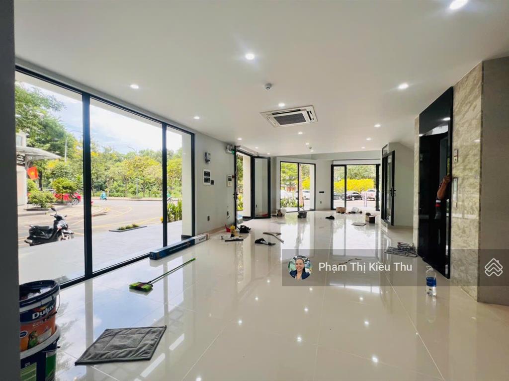 Lakeview city căn góc 2 mặt tiền shophouse mặt tiền trục chính dt 200m nhà hoàn thiện có thang máy