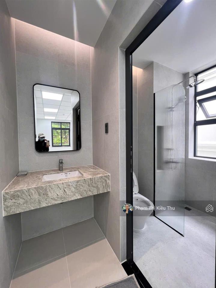 Lakeview city căn góc 2 mặt tiền shophouse mặt tiền trục chính dt 200m nhà hoàn thiện có thang máy