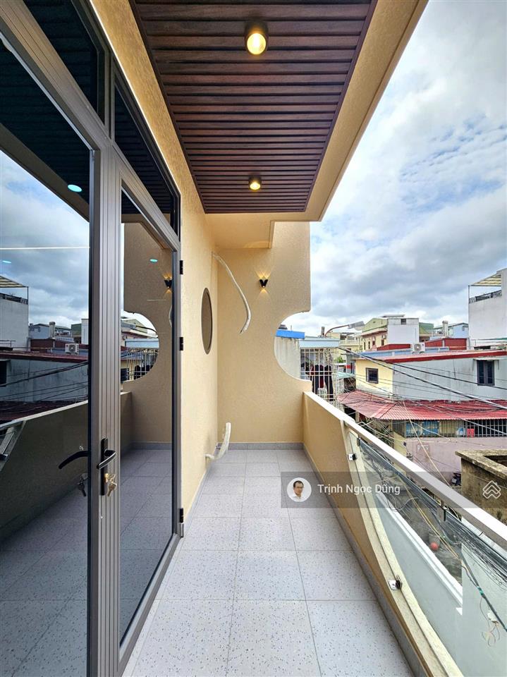 Bán nhà 4 tầng hồ sen lê chân hải phòng, ô tô đỗ cửa, giá 5.6 tỷ. tặng kèm nội thất