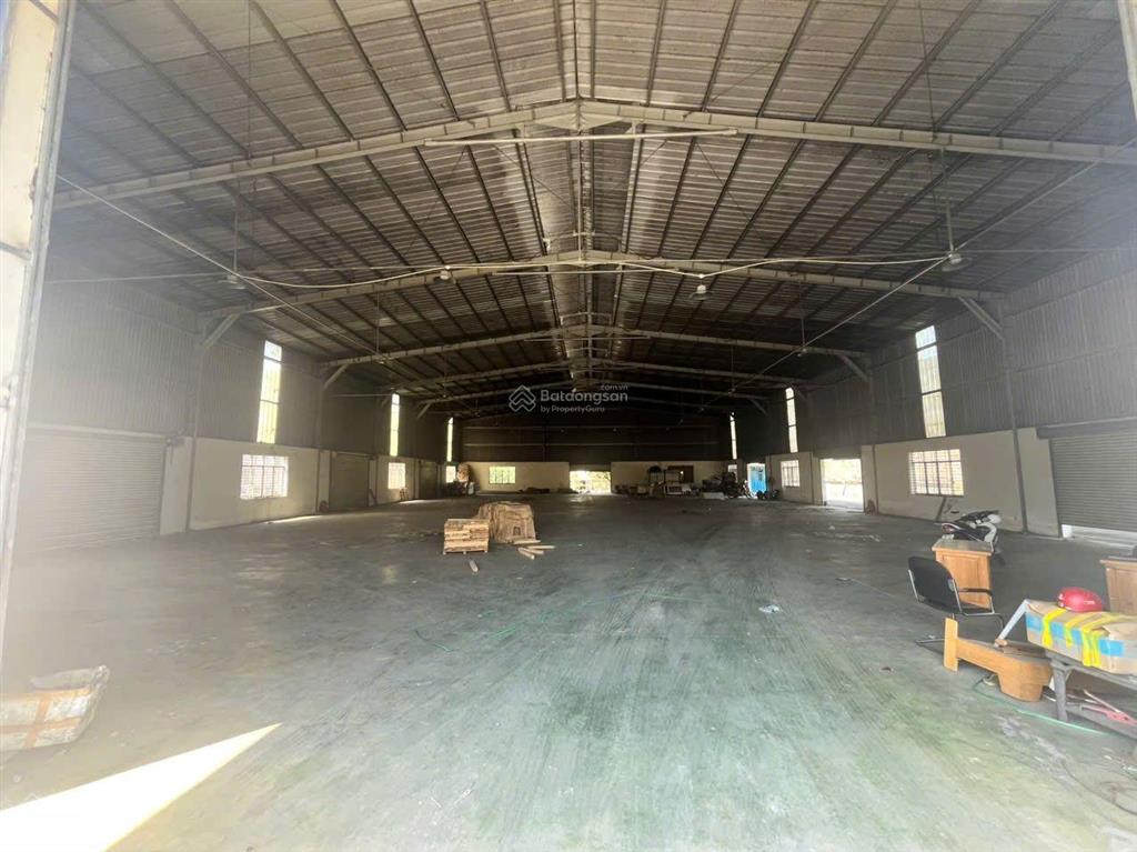 Cho thuê nhà xưởng 1400m2 ngã tư ga