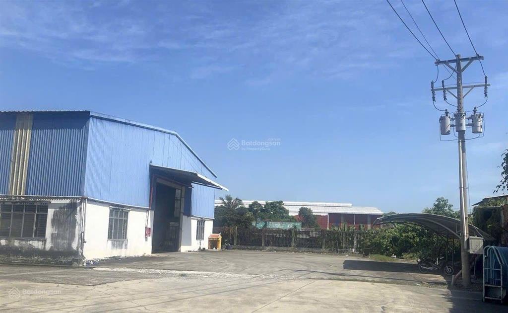 Cho thuê nhà xưởng 1400m2 ngã tư ga