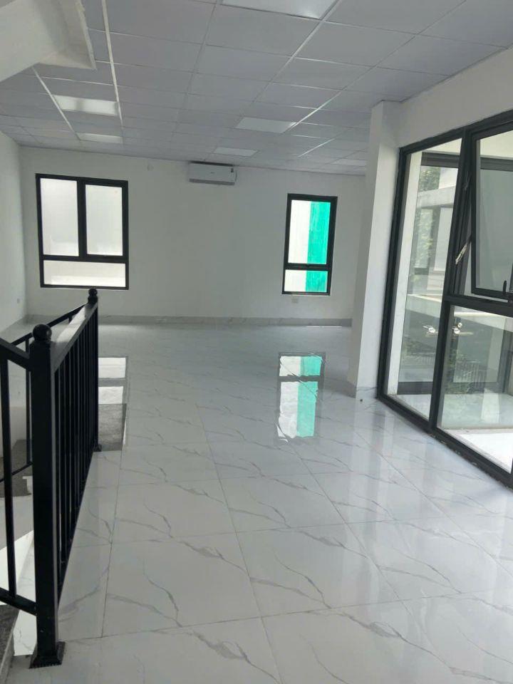 Cho thuê biệt thự An Vượng Villa ngay gần công viên Thiên Văn học dt 180m2, hoàn thiện full