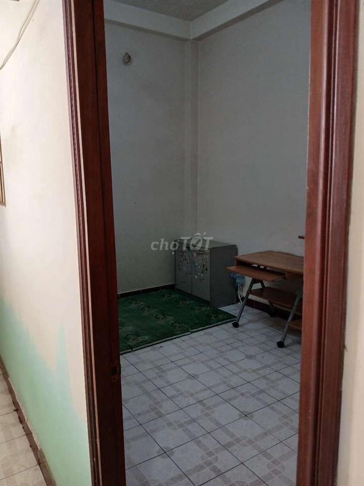 Nhà 2 tầng 1 sân thượng