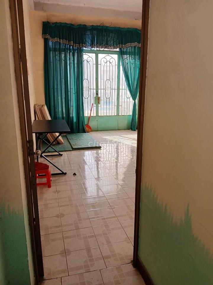Nhà 2 tầng 1 sân thượng