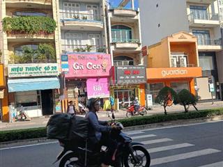 Nhà 2 tầng 1 sân thượng