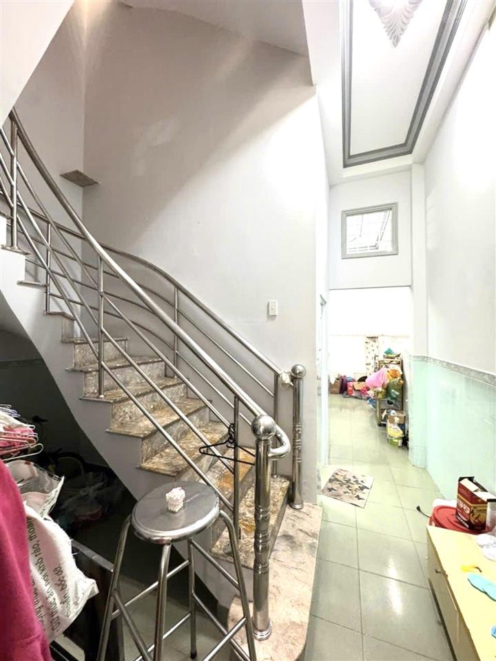 Nhỉnh hơn 10 tỷ có nhà mt  3 tầng  đường 12m  4 pn 4wc