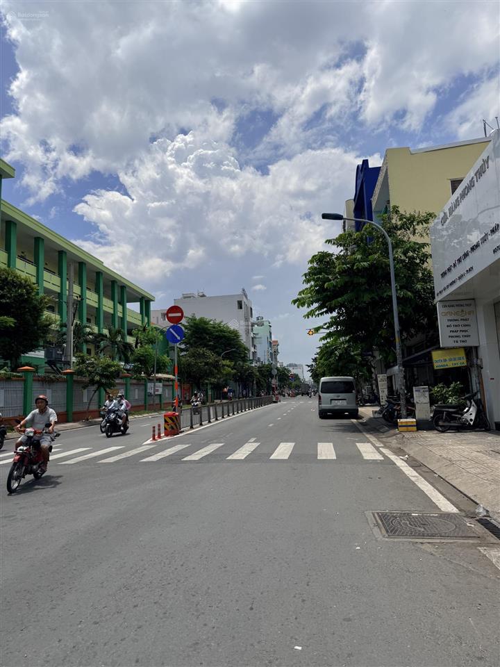 Nhỉnh 6 tỷ có nhà mt phạm văn chí 33m2, 1 trệt 2 lầu đúc, tiện sửa mới, sát bên chợ bình tây