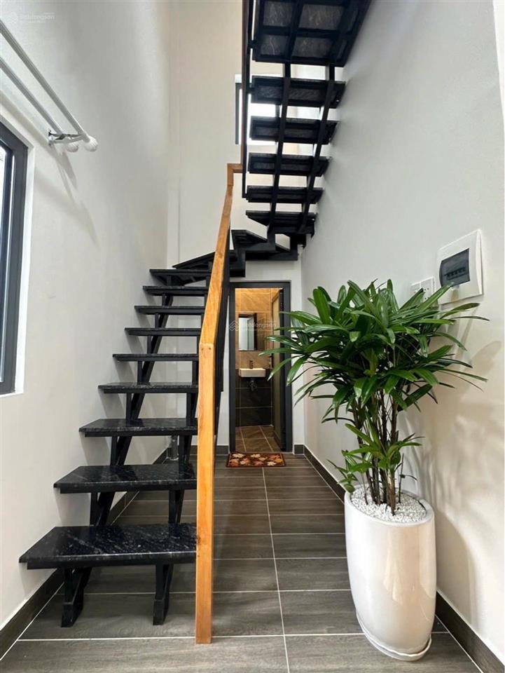 Bà hom sát phố ẩm thực  nhà 3 tầng nở hậu hơn 8m  31m2  nhà mới đẹp  full nội thất  5.45 tỷ