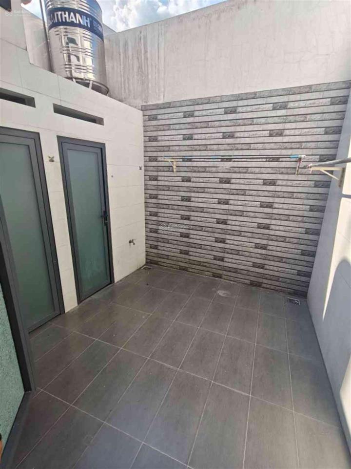 Hẻm xe hơi thông  nhà 2 tầng ở ngay  4,1x20,5 tặng thêm hơn 20 m2 đất phía sau  sổ hoàn công đủ