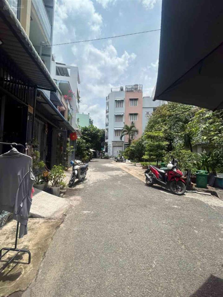 Trệt lầu lửng 40m2  xe hơi đỗ cửa đường chợ lớn  3 phòng ngủ  shr chờ khách