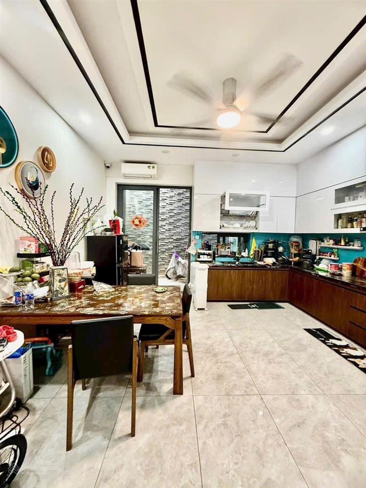 Nhà đẹp đường 30 kdc tên lửa đối diện công viên, vị trí trung tâm kết nối các trục đường chính.