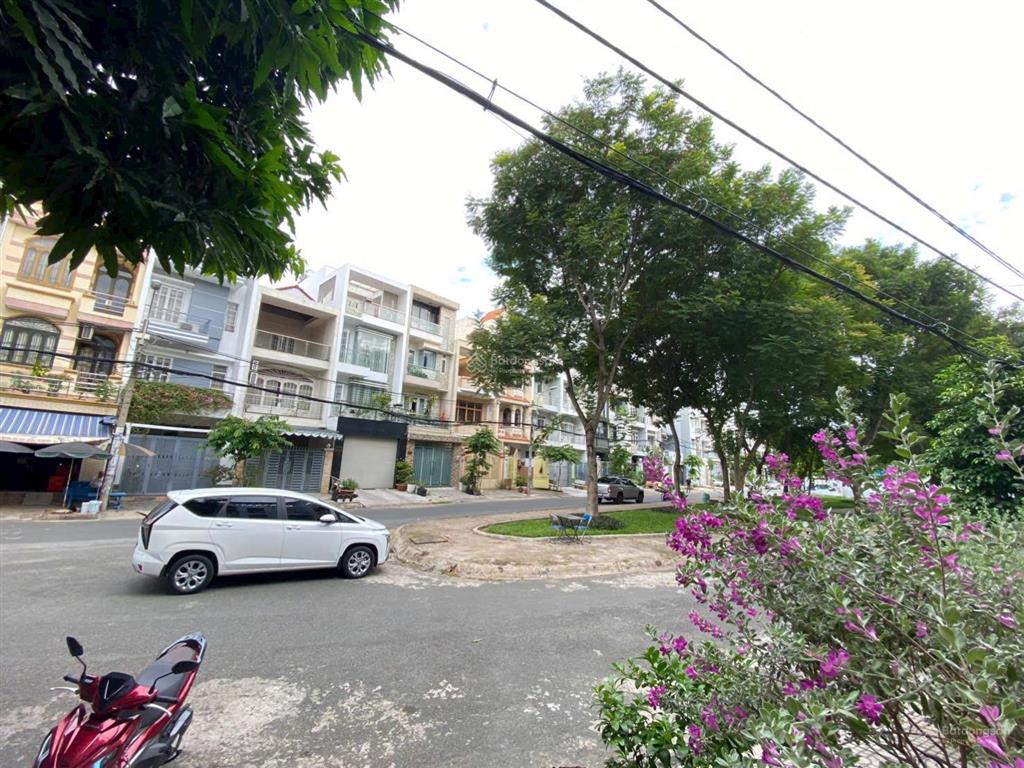 Nhà chủ mới xây theo thiết kế tâm huyết. nhưng có vài lý do nên nhượng lại cho ai có duyên