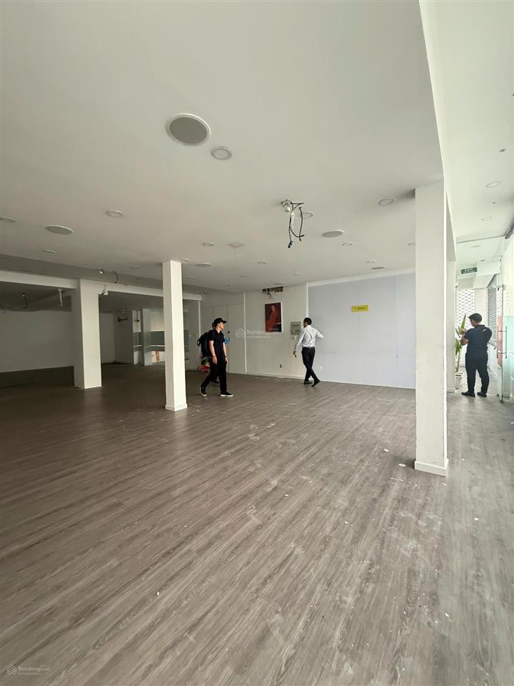Cho thuê tòa nhà số 221223225 lý tự trọng, quận 1. dt 12x20m, trệt, 4 lầu, gần chợ bến thành.